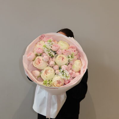 Поєднання кущових та одноголових піоновидних троянд та ароматного бузку