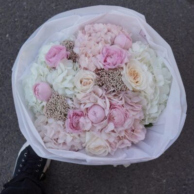 Біло рожевий мікс з піоновидних троянд, озотамнусу, гортензій та ранункулюсів