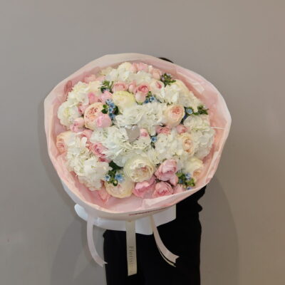 Поєднання білих гортензій, ароматних троянд та оксипеталуму