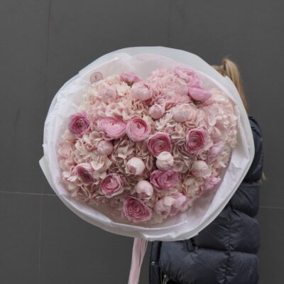 Пишний мікс з рожевих гортензій, піоновидних троянд та ранункулюсів