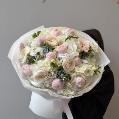 Збірний букет з гортензій, садових троянд, ранункулюсів, оксипеталума та фрезій