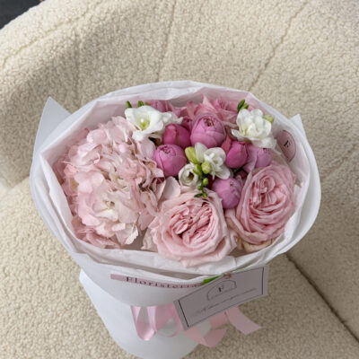 Рожевий мікс з піоновидними трояндами, гортензією та фрезіями