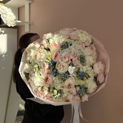 Ніжний об’ємний мікс з гортензій, піоновидних троянд та оксипеталума