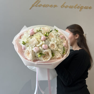 Ніжний біло рожевий мікс з гортензій, парфумованих піоновидних троянд та фрезій