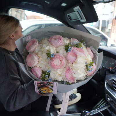 Букет з ранункулюсів, білих гортензій та оксипеталума