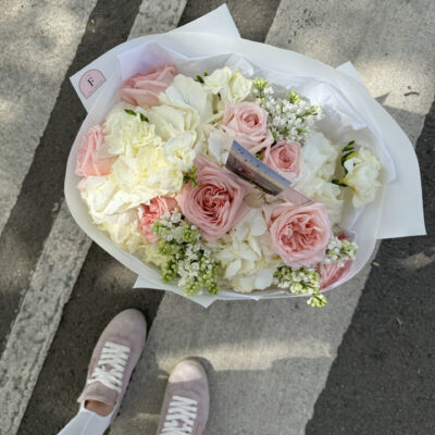 Букет з гортензій, троянд, фрезій та бузка