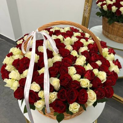 Кошик зі 151 білих та червоних троянд
