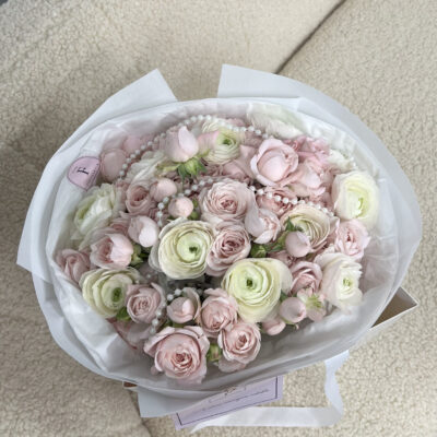 Мікс кущових троянд Fairy Kiss та ранункулюсів