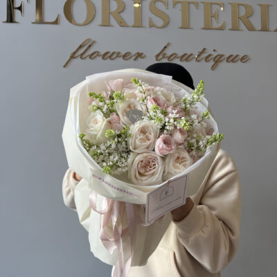 Поєднання піоновидних одноголових та кущових троянд з ароматним бузком