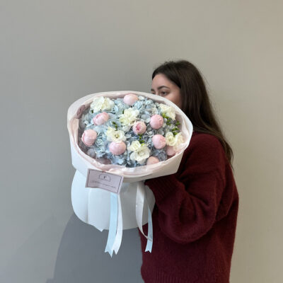 Збірний букет з блакитних гортензій, троянди Peony Pink, та фрезій