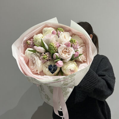 Весняне поєднання троянд, тюльпанів та ароматних гіацинтів