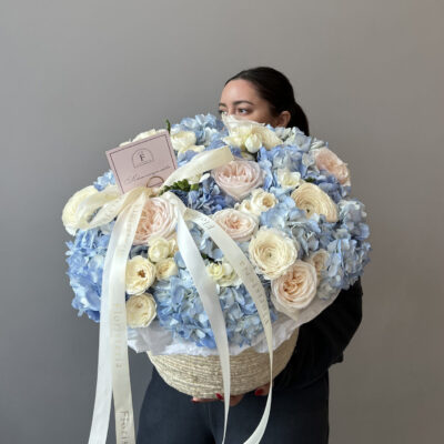 Кошик з блакитних гортензій, ранункулюсів та піоновидних троянд