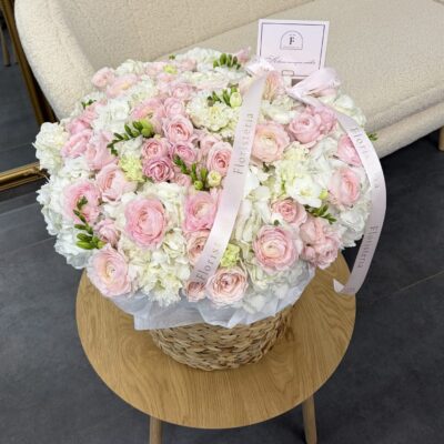 Ніжна композиція в плетеному кошику з гортензій, троянд, ранункулюсів та фрезії
