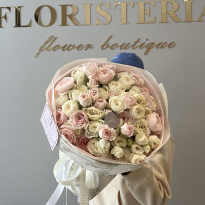 Ніжне поєднання 19 білих та рожевих кущових троянд