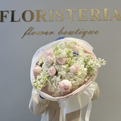 Ароматний весняний букет з білих гортензій, садових троянд та бузка