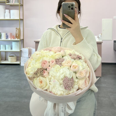 Букет з гортензій, троянди White O’Hara, Mansfield Park та озотамнусу