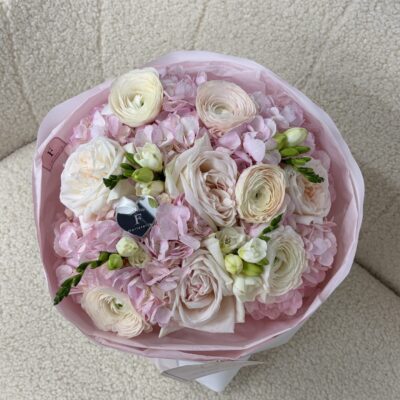 Рожевий збірний букет з гортензій, піоновидних троянд, ранункулюсів та фрезій