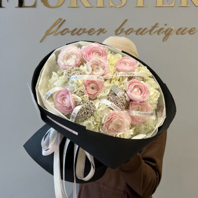 Букет з білих гортензій, ранункулюсів та озотамнусу