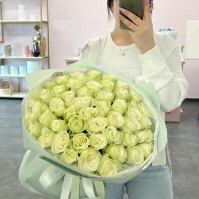 51 троянда Athena