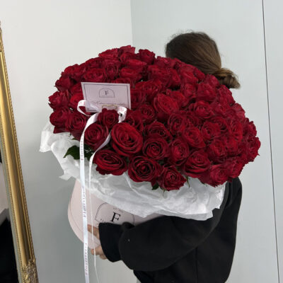 Композиція з 81 червоної троянди Madame Red