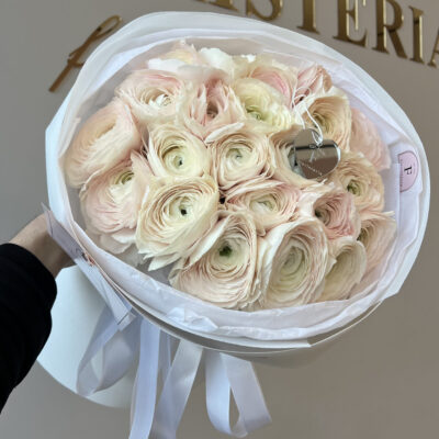 Букет з 23 ранункулюсів