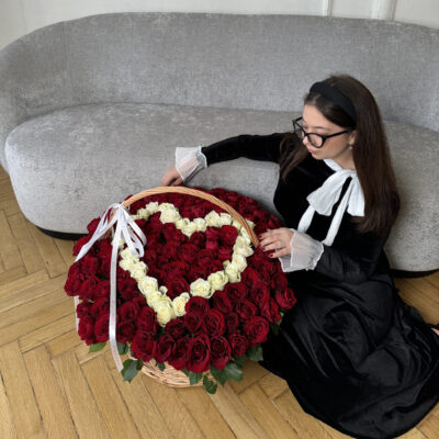 Корзина з серцем зі 151 троянди