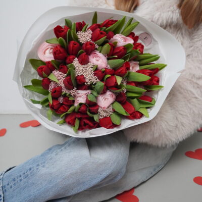 Букет з червоних тюльпанів, ранункулюсів та озотамнусу