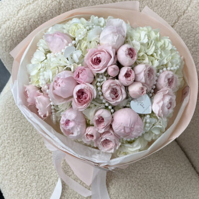 Букет в біло рожевій колористиці з гортензій та піоновидних троянд