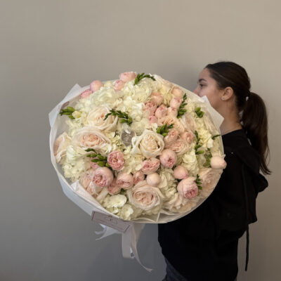 Букет з піоновидних троянд, білих гортензій та ароматних фрезій