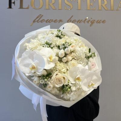 Невагомий білосніжний мікс з гортензій, троянд та орхідей