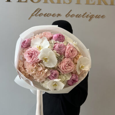 Ніжне поєднання гортензій, парфумованих троянд, півоній та орхідей