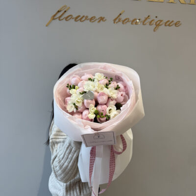 Мікс з садових троянд Peony Pink та фрезій