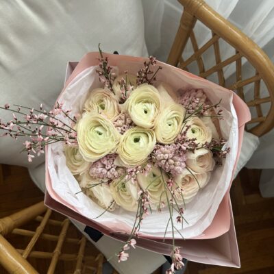 Букет з ранункулюсів, гіацинтів та ароматної дженісти