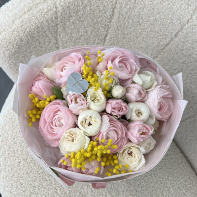 Мікс тюльпанів, мімози, кущових троянд та ранункулюсів