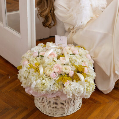 Вишукана композиція з білих гортензій, садових троянд, ранункулюсів та мімози