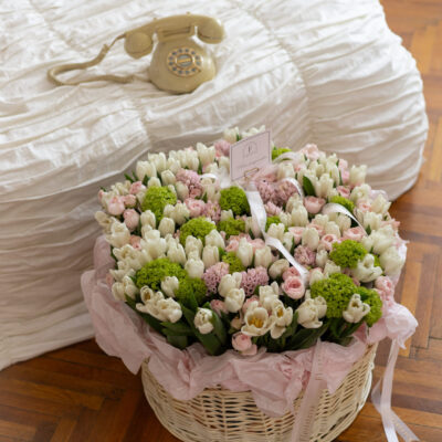 Весняне поєднання тюльпанів, троянд, ароматних гіацинтів та вібурнуму