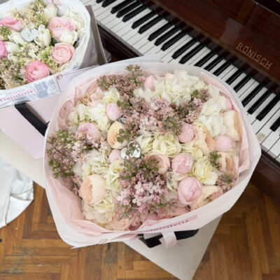 Ніжний букет з ароматних садових троянд, ранункулюсів, бузку та білих гортензій