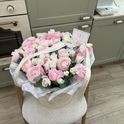 Композиція в кошику з білосніжних тюльпанів та ранункулюсів