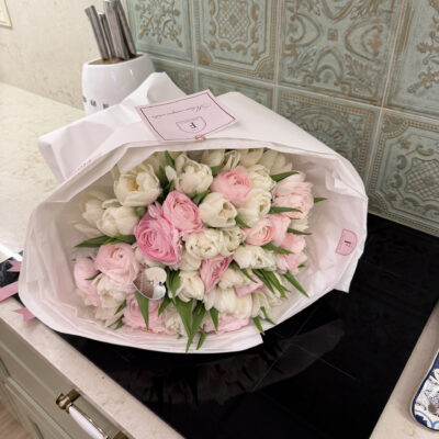 Мікс білих тюльпанів та ранункулюсів