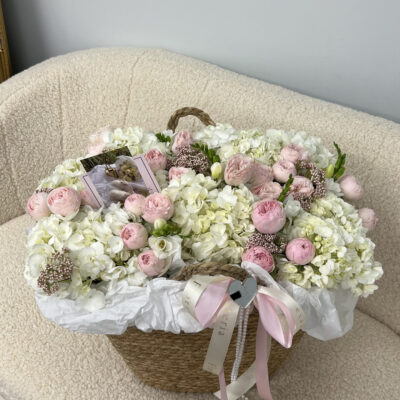 Композиція в плетеній сумці в біло рожевій колористиці