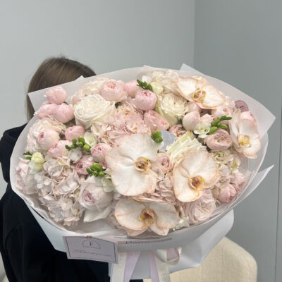 Мікс в пастельних відтінках з гортензій, троянд, фрезій та орхідей