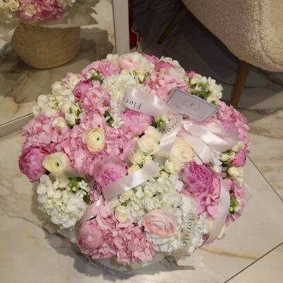 Ніжна композиція з гортензій, півоній, ранункулюсів та троянд