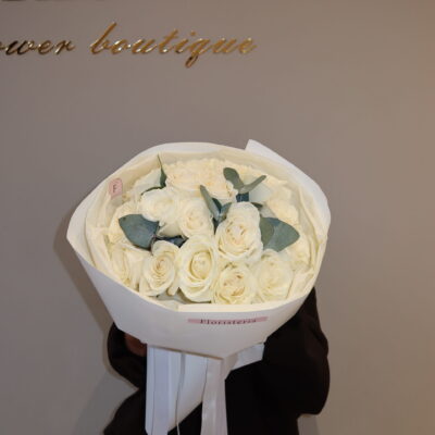 Букет з 17 троянд та евкаліпту