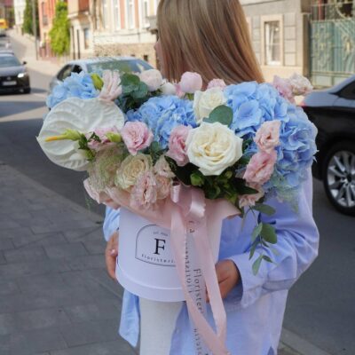 Бокс з білих троянд, еустоми, гортензій та антуріума