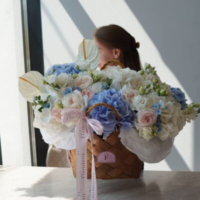 Композиція в кошику в блакитно-білій колористиці