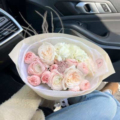 Букет з гортензій, ранункулюсів, троянд та озотамнусу