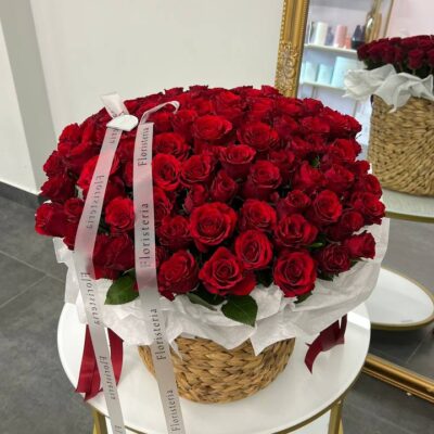 Композиція в кошику з 101 червоної троянди