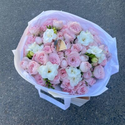 Букет з кущової троянди Fairy Kiss та фрезій