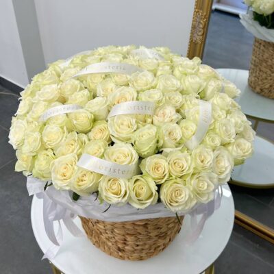 Кошик з 101 білої троянди