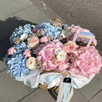 Композиція в кошику з міксу рожево-блакитних квітів